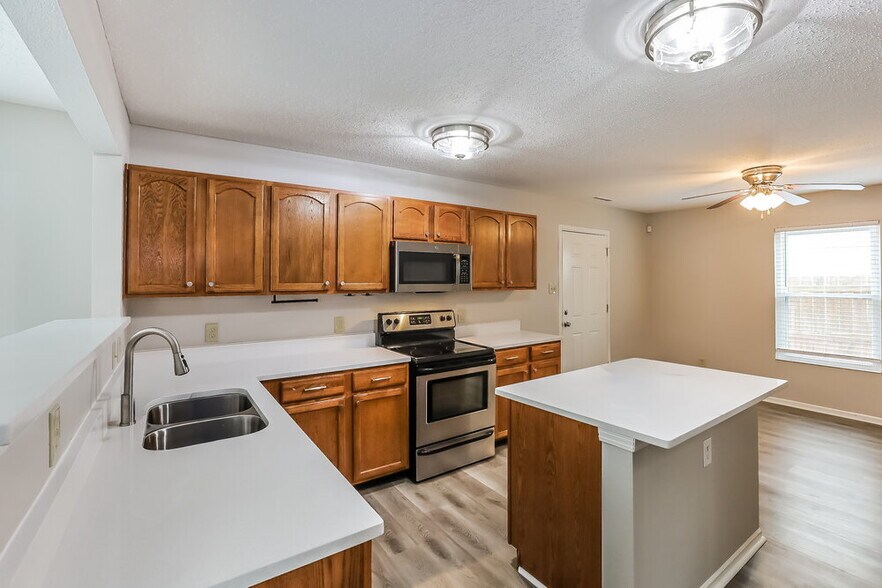 Building Photo - 8158 Retreat Ln