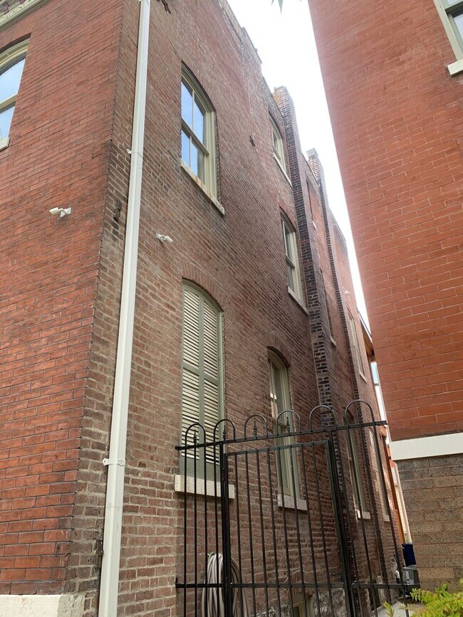 Building Photo - 3325 Indiana Ave