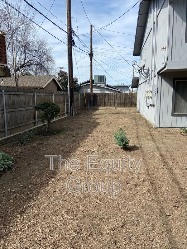 Building Photo - 701 E Noble Ave