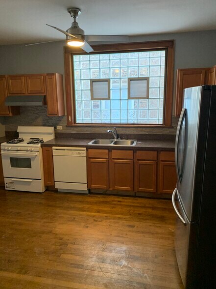 Building Photo - 8204 S Sangamon St