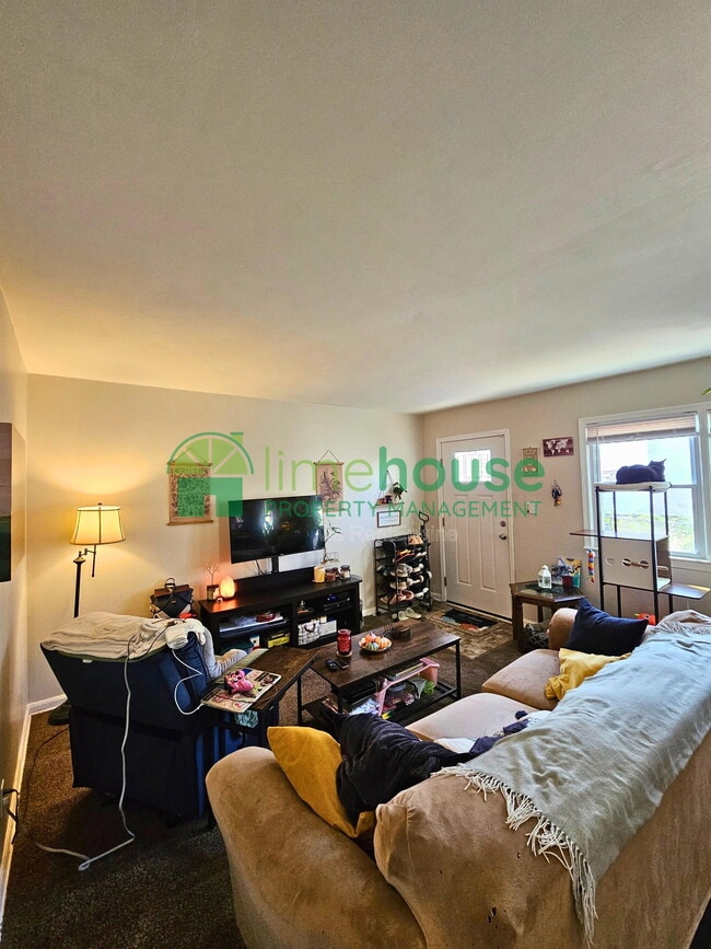 Building Photo - 840 W 43rd St