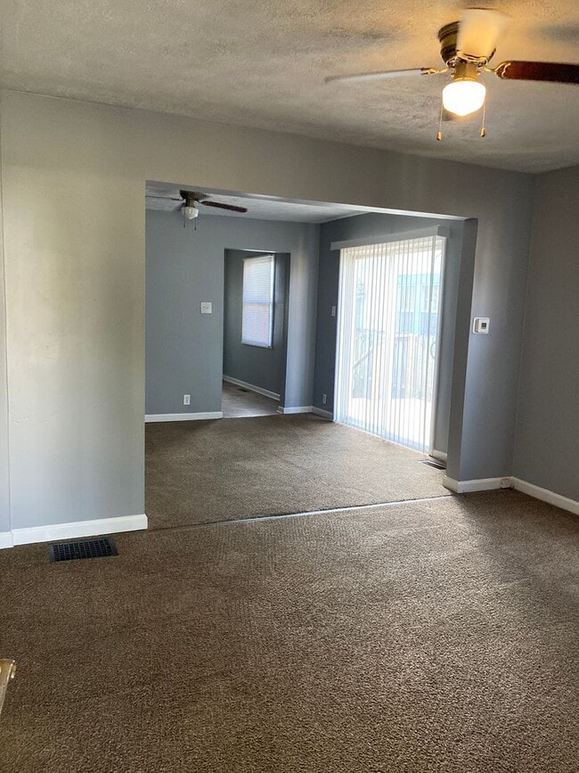 Building Photo - Nice 2 bedroom with fenced in back yard.