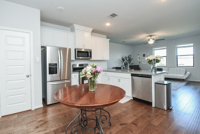 Building Photo - 27950 Western Crk Ct