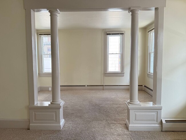 Building Photo - Spacious 3 bedroom 1 Bathroom Home in Manh...