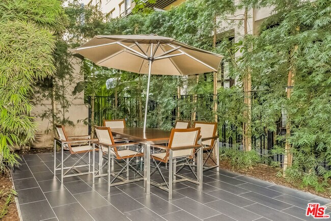 Building Photo - 460 S Spring St