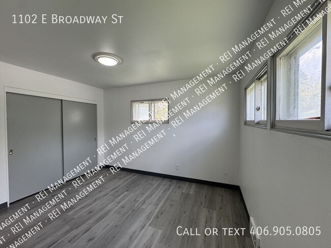 Building Photo - 1102 E Broadway St