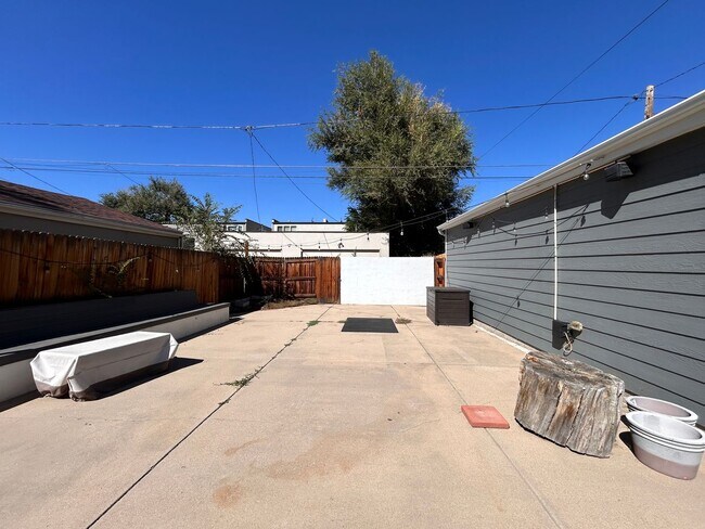 Building Photo - 1571 W Cedar Ave
