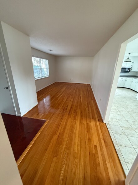 Building Photo - 8912 Bayview Dr