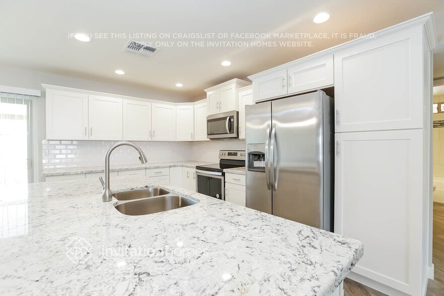 Building Photo - 6827 S Willow Dr