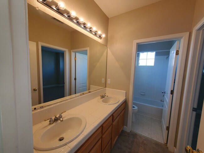 Building Photo - STUNNING SPACIOUS 5 BEDROOM HOME IN CONCOR...