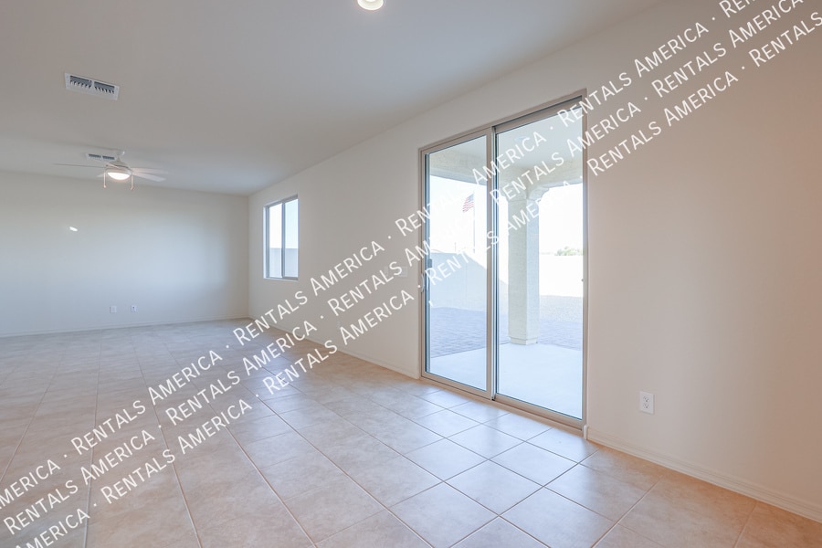 Building Photo - 5625 N 87th Dr