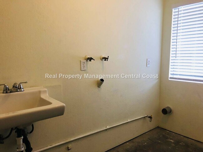 Building Photo - 243 N 7th St