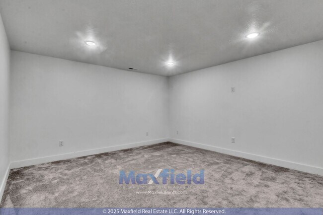 Building Photo - Spacious 5-Bedroom End-Unit Townhome with ...