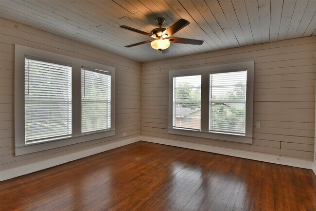 Building Photo - 409 E Austin St