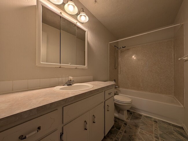 Building Photo - Wonderful 3-Bedroom, 2-Bath Home in Great ...