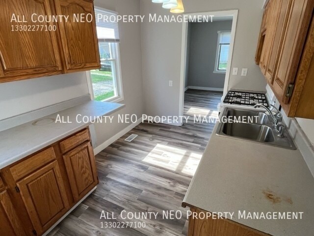 Building Photo - 835 Staeger St