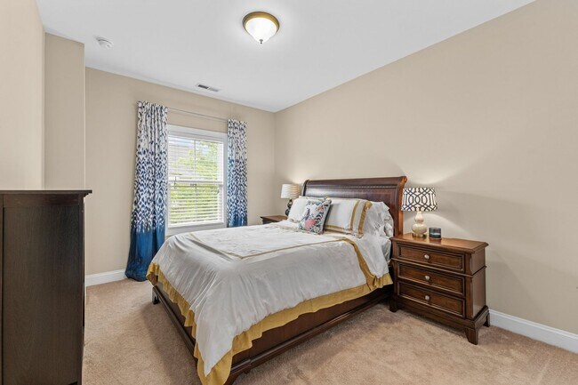 Building Photo - Gorgeous 3 Bedroom Townhome w/ Premium Fin...