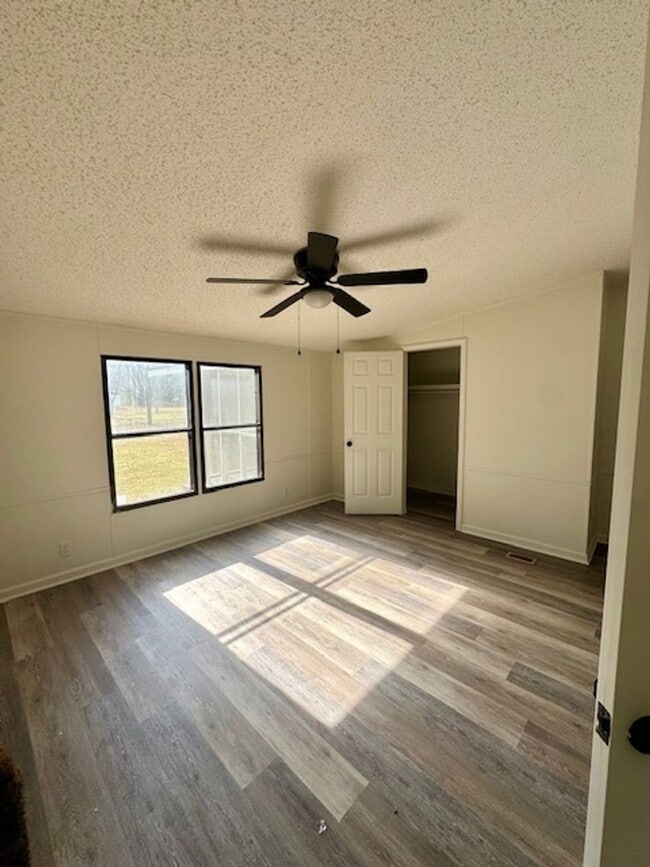 Building Photo - FOR RENT