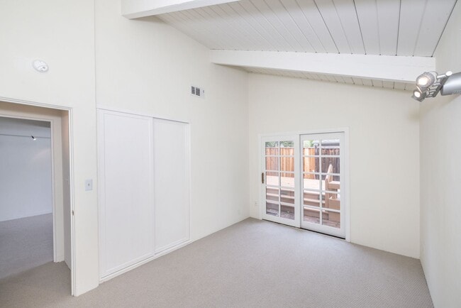 Building Photo - Charming 3 Bed, 2 Bath Single Story Home - Available Short Term!