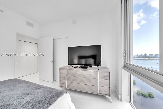 Building Photo - 16385 Biscayne Blvd