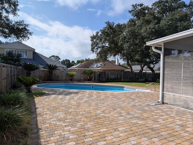 Building Photo - Executive Pool Home in Prestigious Lake Lo...
