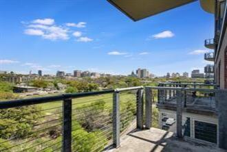 Building Photo - 901 W 9th St