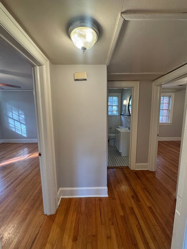 Building Photo - Adorable Home