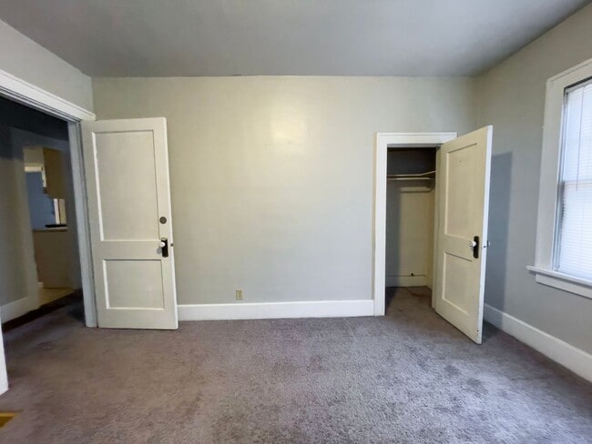 Building Photo - PRELEASING for AUGUST! Close to Campus