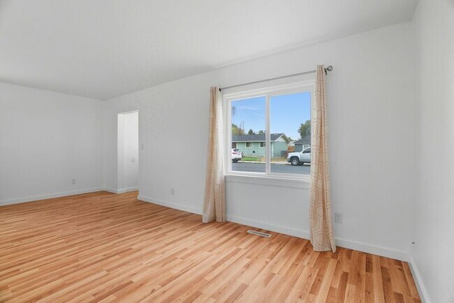 Building Photo - 1731 E Sanson Ave