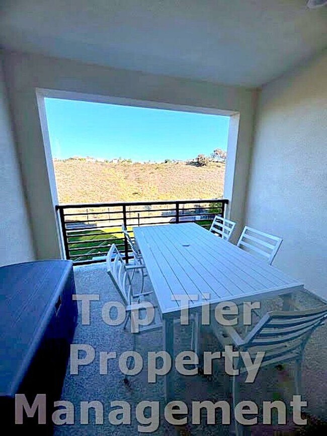 Building Photo - Beautiful & Modern 3 bed/ 3.5 bath/ 2,029 Sqft Condo with amazing Views in Carroll Canyon- Availa...