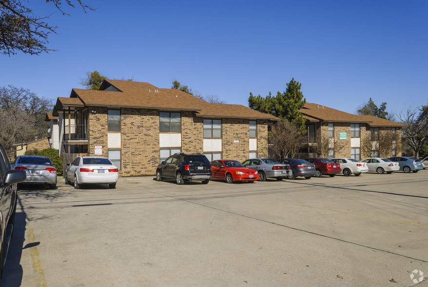 Primary Photo - Oak Court Apartments