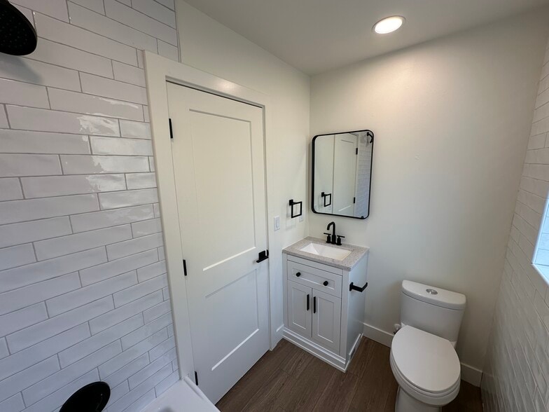 beautiful tile walls in bathroom - 2161 S Nowell Cir