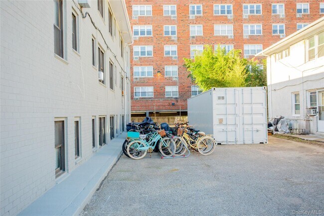 Building Photo - 470 E Broadway