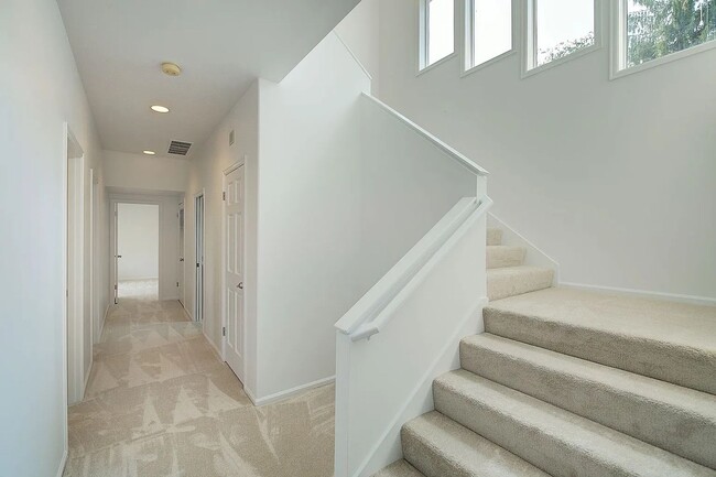 Building Photo - Clyde Hill Home