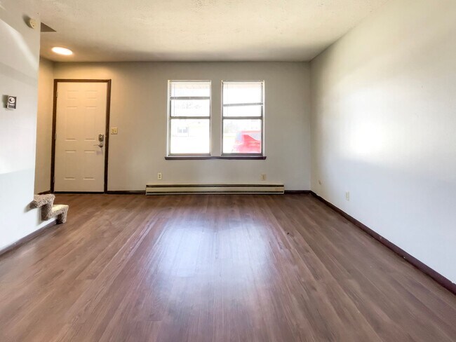 Building Photo - 2213 E Memorial Dr