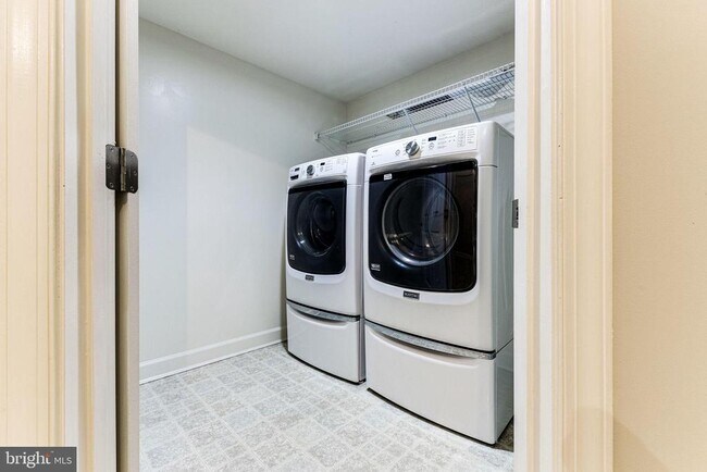 Building Photo - 953 Harrison Cir