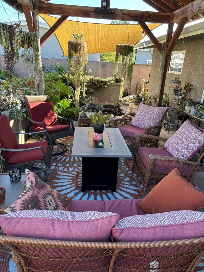 Building Photo - 2832 Charlemagne Ave