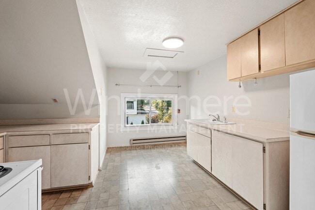 Building Photo - 1321 W 11th Ave