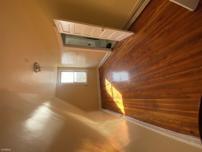 Building Photo - 2 br, 1 bath Triplex - 56 Treacy Ave