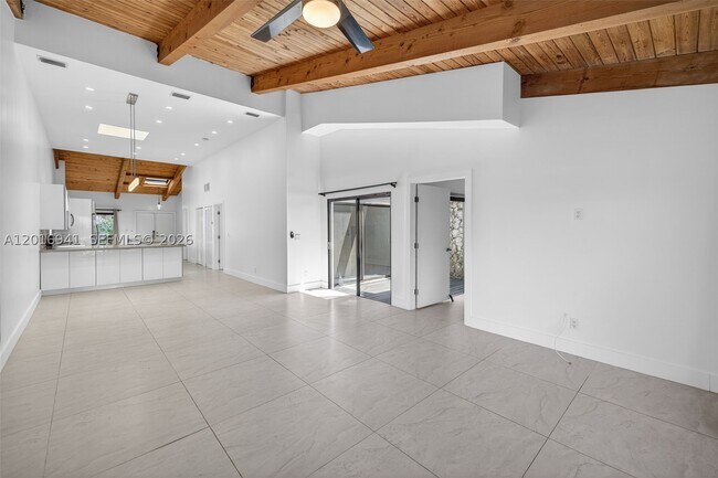 Building Photo - 2619 Parkview Dr S