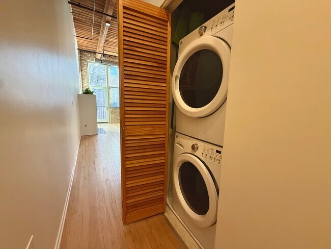 Building Photo - 1500 W Monroe St