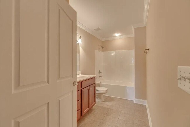 Building Photo - BEAUTIFUL CONDO, WALKING DISTANCE TO MTSU CAMPUS!