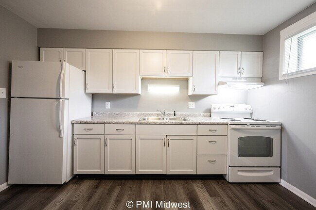 Building Photo - "Charming 2-Bedroom Apartment in Avon - Co...