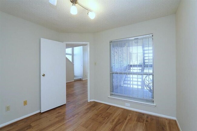Building Photo - 10855 Meadowglen Ln