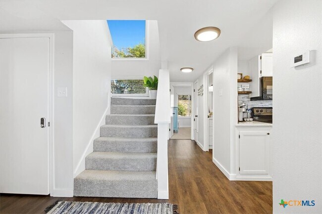 Building Photo - 1135 Parkview Dr