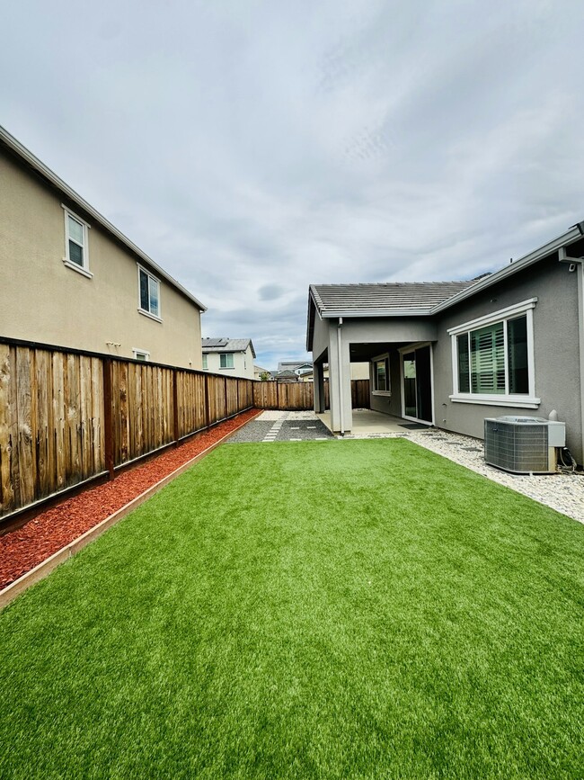 Building Photo - 5401 Spg Mountain Ln
