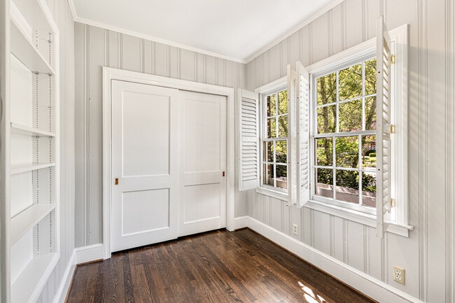 Building Photo - 666 Yorkshire Rd NE