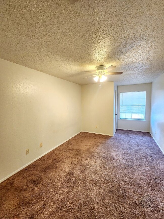 Building Photo - Affordable duplex in convenient location!