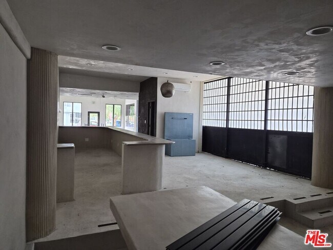 Building Photo - 10835 Magnolia Blvd