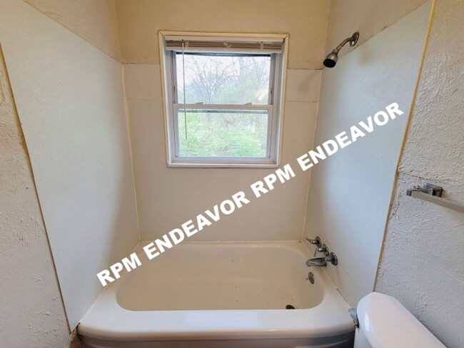 Building Photo - Move in Ready 2bed-1 bath Pet Friendly